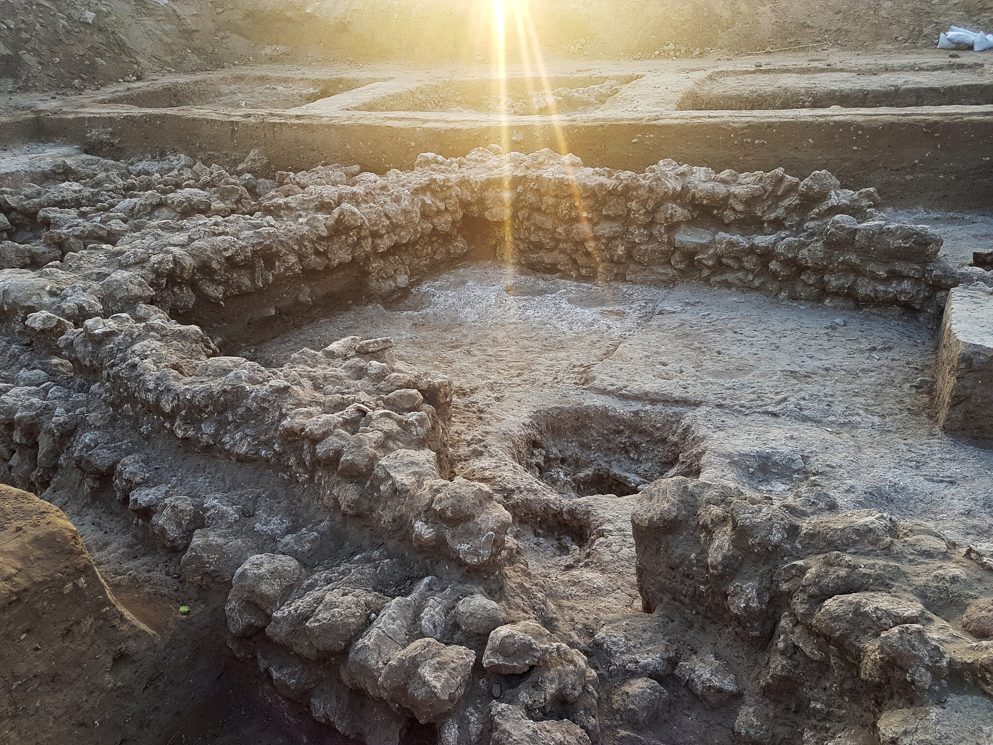 Restos de edifícios das escavações de 2018 na aldeia calcolítica no bairro de Agamim, em Ashkelon. (cortesia Yael Abadi-Reiss/IAA)