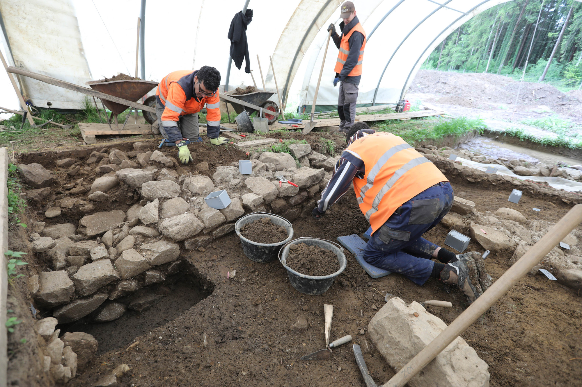 Aldeia celta 2.300 anos, Descoberta arqueológica Munique, Campo Lerchenauer, Cultura La Tène, Assentamento romano, Idade do Ferro, Civilização La Tène, História da Baviera, Desenvolvimento urbano Munique, Arqueologia na Baviera, Interações culturais antigas, Vestígios arqueológicos, Coexistência romanos e celtas, Desenvolvimento moderno Munique, Escavações arqueológicas, Estado da Baviera, População aldeia celta, Hábitos alimentares antigos, Artefatos arqueológicos, Tapeçaria cultural Baviera