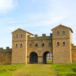 Estruturas Romanas Grã-Bretanha, Muralha de Adriano, Vindolanda, Arquitetura Romana, Vida Cotidiana Romana, Patrimônio Histórico, Engenharia Romana, Tábuas de Vindolanda, Legado Romano, Turismo Arqueológico, Escrita Latina Antiga, Fortificações Romanas, Experiência de Viagem no Tempo, Preservação de Sítios Arqueológicos, Império Romano na Grã-Bretanha, Descobertas Arqueológicas, Vida Militar Romana, Artefatos Romanos, Ruínas Romanas, Fronteira do Império