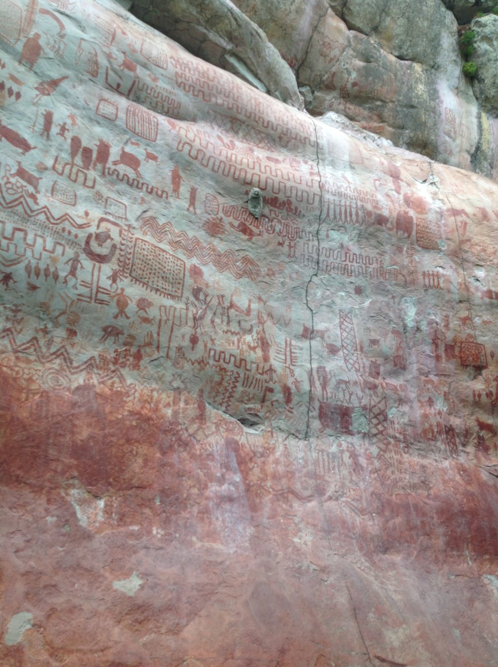 Pinturas rupestres da era do gelo na Amazônia, Descoberta da Capela Sistina dos Antigos, Arqueologia na Serranía de la Lindosa, Megafauna na pré-história, Cultura dos habitantes antigos da Amazônia, Criatividade na arte rupestre, Mudanças climáticas na Era do Gelo, Arqueólogos britânicos e colombianos, Serranía de la Lindosa, Colômbia, Pinturas rupestres de mastodontes, Ella Al-Shamahi e sua pesquisa na Amazônia, Resiliência dos povos pré-históricos, Tesouros arqueológicos da Amazônia, História da Colômbia antiga, Arte antiga na América do Sul, Expedições arqueológicas na floresta tropical, Patrimônio cultural da humanidade, Arqueologia e ecologia na Amazônia, Vida cotidiana na pré-história, Arte rupestre como testemunho histórico.