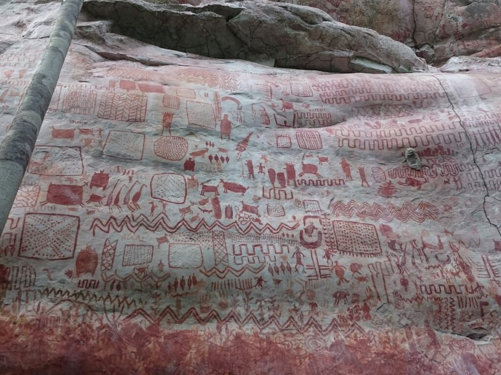 Pinturas rupestres da era do gelo na Amazônia, Descoberta da Capela Sistina dos Antigos, Arqueologia na Serranía de la Lindosa, Megafauna na pré-história, Cultura dos habitantes antigos da Amazônia, Criatividade na arte rupestre, Mudanças climáticas na Era do Gelo, Arqueólogos britânicos e colombianos, Serranía de la Lindosa, Colômbia, Pinturas rupestres de mastodontes, Ella Al-Shamahi e sua pesquisa na Amazônia, Resiliência dos povos pré-históricos, Tesouros arqueológicos da Amazônia, História da Colômbia antiga, Arte antiga na América do Sul, Expedições arqueológicas na floresta tropical, Patrimônio cultural da humanidade, Arqueologia e ecologia na Amazônia, Vida cotidiana na pré-história, Arte rupestre como testemunho histórico.