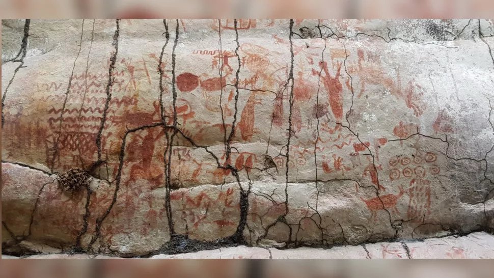 Pinturas rupestres da era do gelo na Amazônia, Descoberta da Capela Sistina dos Antigos, Arqueologia na Serranía de la Lindosa, Megafauna na pré-história, Cultura dos habitantes antigos da Amazônia, Criatividade na arte rupestre, Mudanças climáticas na Era do Gelo, Arqueólogos britânicos e colombianos, Serranía de la Lindosa, Colômbia, Pinturas rupestres de mastodontes, Ella Al-Shamahi e sua pesquisa na Amazônia, Resiliência dos povos pré-históricos, Tesouros arqueológicos da Amazônia, História da Colômbia antiga, Arte antiga na América do Sul, Expedições arqueológicas na floresta tropical, Patrimônio cultural da humanidade, Arqueologia e ecologia na Amazônia, Vida cotidiana na pré-história, Arte rupestre como testemunho histórico.