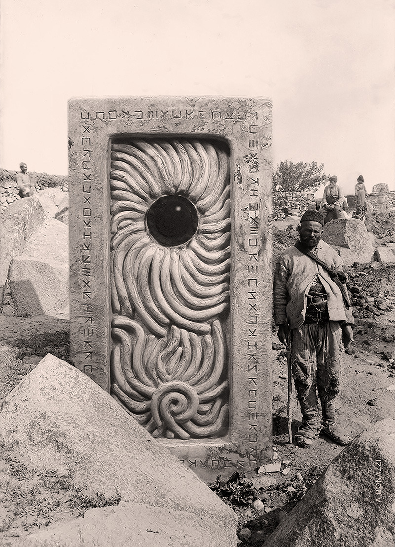 Portal estelar Samarcanda, Descoberta arqueológica Uzbequistão, Enigma arquitetônico história, Fotografia artefato misterioso, Arqueologia Montanhas Alai, Desaparecimento relíquia século XX, Teorias Portal Estelar, Influência ficção científica arqueologia, Manipulação fotográfica 1903, Civilização avançada antiguidade, Arqueólogos desconhecidos Samarcanda, Portal ficção científica realidade, Riqueza descobertas arqueológicas Uzbeque, Mistérios e enigmas história, Narrativas culturais contemporâneas, Artefatos intrigantes antiguidade, Uzbequistão Maracanda Alexandre o Grande, Segredos desconhecidos Montanhas Alai, Elementos astronômicos arquitetura antiga, Fotografia autenticidade século XIX