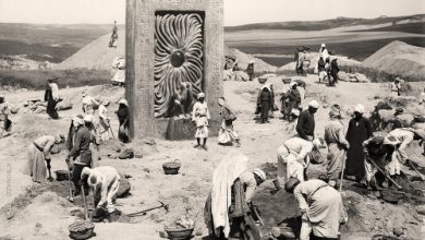 Portal estelar Samarcanda, Descoberta arqueológica Uzbequistão, Enigma arquitetônico história, Fotografia artefato misterioso, Arqueologia Montanhas Alai, Desaparecimento relíquia século XX, Teorias Portal Estelar, Influência ficção científica arqueologia, Manipulação fotográfica 1903, Civilização avançada antiguidade, Arqueólogos desconhecidos Samarcanda, Portal ficção científica realidade, Riqueza descobertas arqueológicas Uzbeque, Mistérios e enigmas história, Narrativas culturais contemporâneas, Artefatos intrigantes antiguidade, Uzbequistão Maracanda Alexandre o Grande, Segredos desconhecidos Montanhas Alai, Elementos astronômicos arquitetura antiga, Fotografia autenticidade século XIX