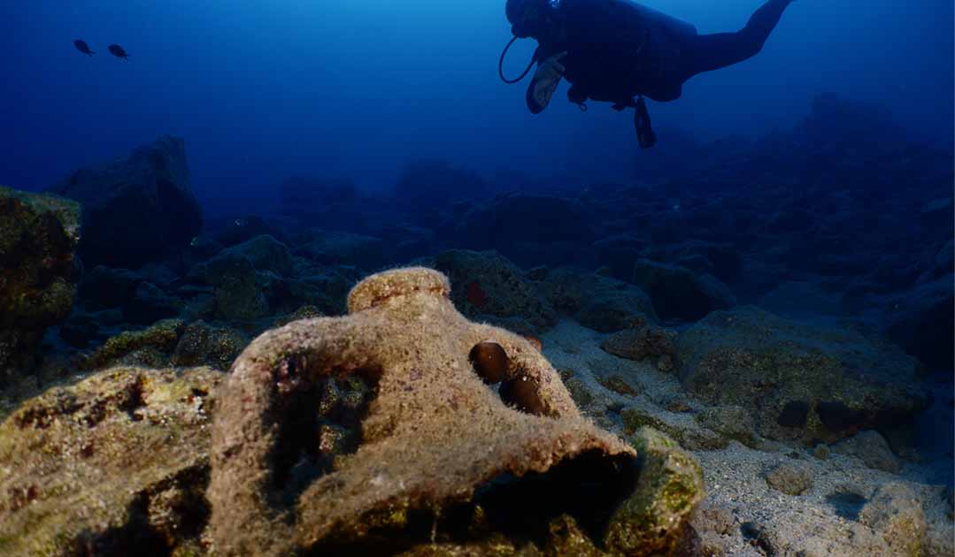 Naufrágio Dokos, Descoberta Arqueológica Mar Egeu, Cerâmica Heládica, História Marítima Grega, Tecnologia SHARPS, Instituto Helênico Arqueologia Marinha, Peter Throckmorton, Navio Mercante Antigo, Naufrágio Proto-Heládico, Artefatos Submersos Naufrágio, Vida Marítima Grécia Antiga, Rotas Comerciais Marítimas Antiguidade, Leito Marinho Irregular, Mar Myrtoan E Golfo Argos, Tragédia Marítima, Civilizações Antigas Conexão, Naufrágios Mais Antigos Do Mundo, Cerâmica Heládica Avançada, Cultura Comercial Antiga, Mistérios Naufrágio Dokos.