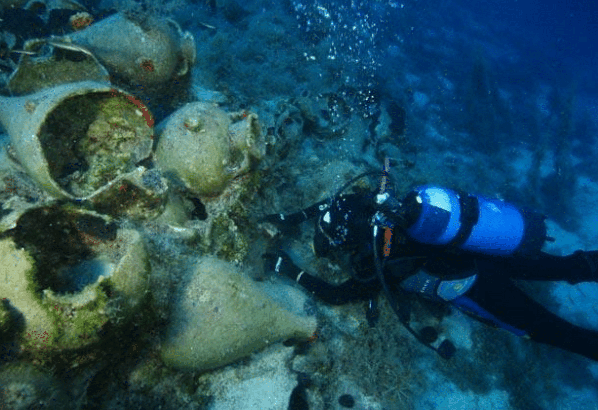 Naufrágio Dokos, Descoberta Arqueológica Mar Egeu, Cerâmica Heládica, História Marítima Grega, Tecnologia SHARPS, Instituto Helênico Arqueologia Marinha, Peter Throckmorton, Navio Mercante Antigo, Naufrágio Proto-Heládico, Artefatos Submersos Naufrágio, Vida Marítima Grécia Antiga, Rotas Comerciais Marítimas Antiguidade, Leito Marinho Irregular, Mar Myrtoan E Golfo Argos, Tragédia Marítima, Civilizações Antigas Conexão, Naufrágios Mais Antigos Do Mundo, Cerâmica Heládica Avançada, Cultura Comercial Antiga, Mistérios Naufrágio Dokos.