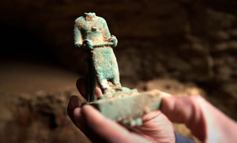 Enigmática Estátua de Bronze Sem Cabeça Vinculada à Pirâmide de Saqqara