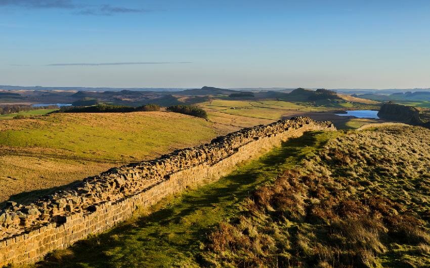 Estruturas Romanas Grã-Bretanha, Muralha de Adriano, Vindolanda, Arquitetura Romana, Vida Cotidiana Romana, Patrimônio Histórico, Engenharia Romana, Tábuas de Vindolanda, Legado Romano, Turismo Arqueológico, Escrita Latina Antiga, Fortificações Romanas, Experiência de Viagem no Tempo, Preservação de Sítios Arqueológicos, Império Romano na Grã-Bretanha, Descobertas Arqueológicas, Vida Militar Romana, Artefatos Romanos, Ruínas Romanas, Fronteira do Império