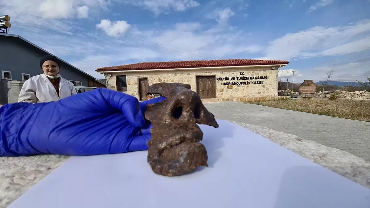 Descoberta arqueológica em Hadrianaupolis, Máscara de ferro romana, Arqueologia do Império Romano, Estratégias militares romanas, Cidade militar defensiva, Artefatos da necrópole sul, Anel de ferro de 1.800 anos, Soldado romano em Hadrianaupolis, História da Região Oeste do Mar Negro, Vida cotidiana em cidades romanas, Mitologia grega e romana, Táticas e estratégias do Império Romano, Defesas contra o Mar Negro, Arqueologia em Karabük, Turquia, Escavações na antiga cidade de Hadrianaupolis, Relíquias do século III, Deuses na cultura romana, Pan na escultura grega, Patrimônio histórico de Eskipazar, Preservação de artefatos arqueológicos.