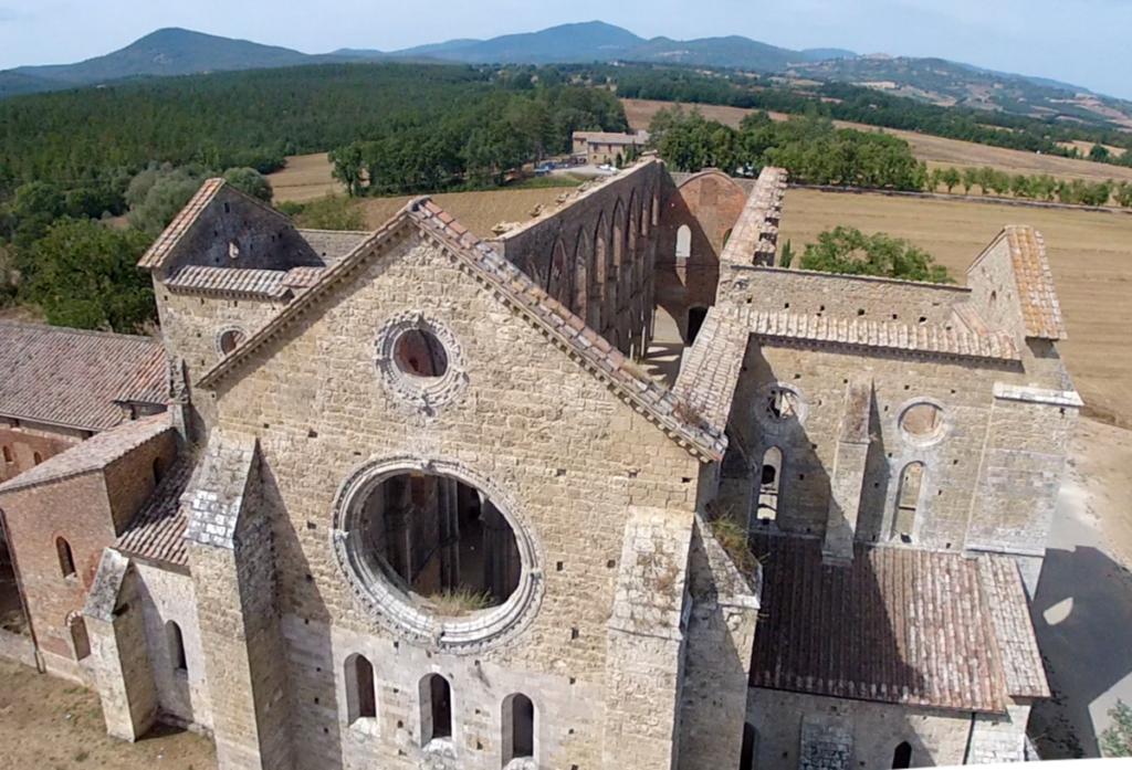 Espada cravada na rocha, São Galgano Guidotti, Lenda da espada mágica, Monte Siepi, Toscana, História de São Galgano, Canonização de santos, Capela de São Galgano, Mistério da espada, Espada de ferro, História da Idade Média, Mitos e lendas medievais, Espada na rocha da Toscana, Relíquia histórica, Espada encravada, Espada de São Galgano, Santo padroeiro de cavaleiros, Arcanjo Miguel e São Galgano, Espada e milagres, Peregrinação na Itália, Simbolismo da Excalibur.