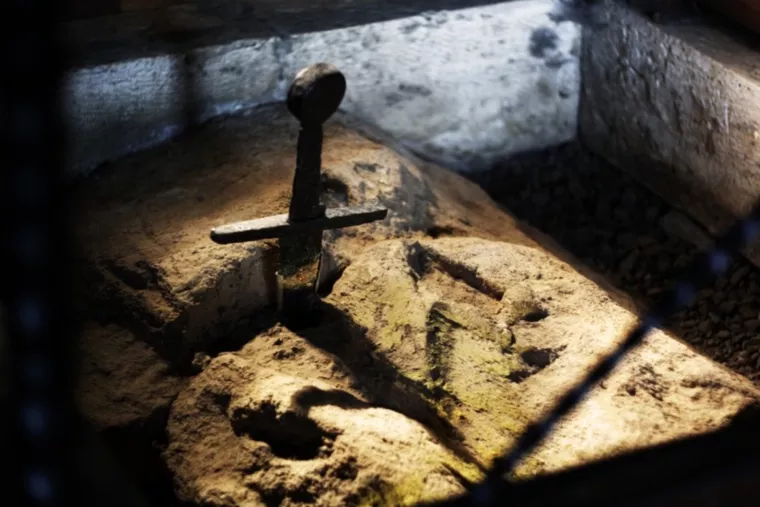 Espada cravada na rocha, São Galgano Guidotti, Lenda da espada mágica, Monte Siepi, Toscana, História de São Galgano, Canonização de santos, Capela de São Galgano, Mistério da espada, Espada de ferro, História da Idade Média, Mitos e lendas medievais, Espada na rocha da Toscana, Relíquia histórica, Espada encravada, Espada de São Galgano, Santo padroeiro de cavaleiros, Arcanjo Miguel e São Galgano, Espada e milagres, Peregrinação na Itália, Simbolismo da Excalibur.