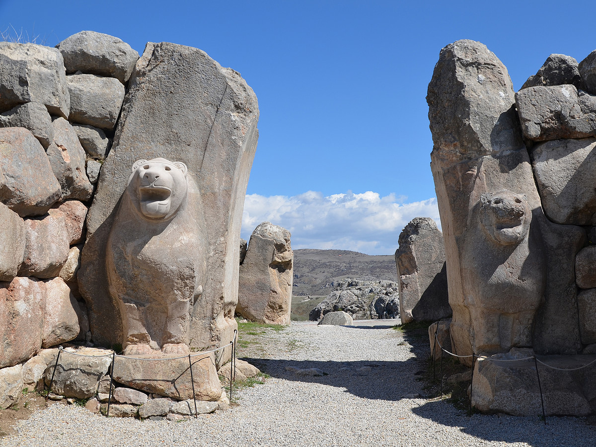 Artefato de marfim hitita, Símbolos da Idade do Bronze, Esculturas antigas de leões, Descobertas arqueológicas em Hattusa, Civilização hitita, Gravuras em marfim, Iconografia hitita, Museu Boğazköy, Rota da Seda na antiguidade, Arqueologia na Anatolia, Leão na iconografia antiga, Império Hitita, Linhagem real hitita, Colapso de civilizações antigas, Poder e realeza na arte antiga, Pinturas rupestres pré-históricas, Boğazköy e o sudeste da Anatólia, Grandes rotas comerciais antigas, Portões de leões hititas, Arqueólogos em Hattusa