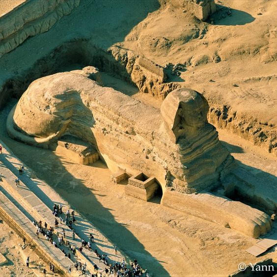 A Esfinge de Gizé, ou Grande Esfinge de Gizé, é um monumento colossal construído durante o antigo Egito. Está localizado perto das Pirâmides do Egito, na margem oeste do Rio Nilo, nos arredores do Cairo. A presença das três pirâmides (Khufu, Khafre e Menkaure) e a Esfinge como guardiã