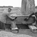 Reconstrução de Stonehenge, História de Stonehenge, Monumento pré-histórico, Arqueologia de Stonehenge, Segredos de Stonehenge, Escavações em Stonehenge, Arqueologia britânica, Conservação de monumentos, Estrutura de pedras, Pedras de Stonehenge, Teorias sobre Stonehenge, Patrimônio histórico, Argamassa de cal, Pedras misteriosas, História da arqueologia, Passado pré-histórico, Pedras antigas, Construções milenares, Descobertas arqueológicas, Conservação de patrimônio histórico