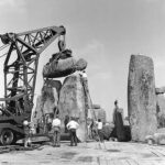 Reconstrução de Stonehenge, História de Stonehenge, Monumento pré-histórico, Arqueologia de Stonehenge, Segredos de Stonehenge, Escavações em Stonehenge, Arqueologia britânica, Conservação de monumentos, Estrutura de pedras, Pedras de Stonehenge, Teorias sobre Stonehenge, Patrimônio histórico, Argamassa de cal, Pedras misteriosas, História da arqueologia, Passado pré-histórico, Pedras antigas, Construções milenares, Descobertas arqueológicas, Conservação de patrimônio histórico