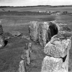 Reconstrução de Stonehenge, História de Stonehenge, Monumento pré-histórico, Arqueologia de Stonehenge, Segredos de Stonehenge, Escavações em Stonehenge, Arqueologia britânica, Conservação de monumentos, Estrutura de pedras, Pedras de Stonehenge, Teorias sobre Stonehenge, Patrimônio histórico, Argamassa de cal, Pedras misteriosas, História da arqueologia, Passado pré-histórico, Pedras antigas, Construções milenares, Descobertas arqueológicas, Conservação de patrimônio histórico