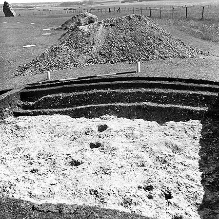 Reconstrução de Stonehenge, História de Stonehenge, Monumento pré-histórico, Arqueologia de Stonehenge, Segredos de Stonehenge, Escavações em Stonehenge, Arqueologia britânica, Conservação de monumentos, Estrutura de pedras, Pedras de Stonehenge, Teorias sobre Stonehenge, Patrimônio histórico, Argamassa de cal, Pedras misteriosas, História da arqueologia, Passado pré-histórico, Pedras antigas, Construções milenares, Descobertas arqueológicas, Conservação de patrimônio histórico