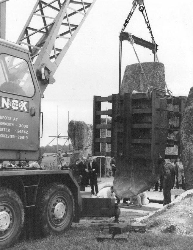 Reconstrução de Stonehenge, História de Stonehenge, Monumento pré-histórico, Arqueologia de Stonehenge, Segredos de Stonehenge, Escavações em Stonehenge, Arqueologia britânica, Conservação de monumentos, Estrutura de pedras, Pedras de Stonehenge, Teorias sobre Stonehenge, Patrimônio histórico, Argamassa de cal, Pedras misteriosas, História da arqueologia, Passado pré-histórico, Pedras antigas, Construções milenares, Descobertas arqueológicas, Conservação de patrimônio histórico