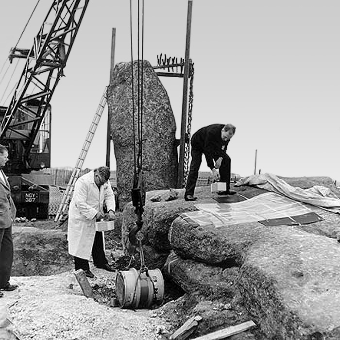 Reconstrução de Stonehenge, História de Stonehenge, Monumento pré-histórico, Arqueologia de Stonehenge, Segredos de Stonehenge, Escavações em Stonehenge, Arqueologia britânica, Conservação de monumentos, Estrutura de pedras, Pedras de Stonehenge, Teorias sobre Stonehenge, Patrimônio histórico, Argamassa de cal, Pedras misteriosas, História da arqueologia, Passado pré-histórico, Pedras antigas, Construções milenares, Descobertas arqueológicas, Conservação de patrimônio histórico