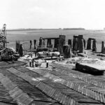 Reconstrução de Stonehenge, História de Stonehenge, Monumento pré-histórico, Arqueologia de Stonehenge, Segredos de Stonehenge, Escavações em Stonehenge, Arqueologia britânica, Conservação de monumentos, Estrutura de pedras, Pedras de Stonehenge, Teorias sobre Stonehenge, Patrimônio histórico, Argamassa de cal, Pedras misteriosas, História da arqueologia, Passado pré-histórico, Pedras antigas, Construções milenares, Descobertas arqueológicas, Conservação de patrimônio histórico