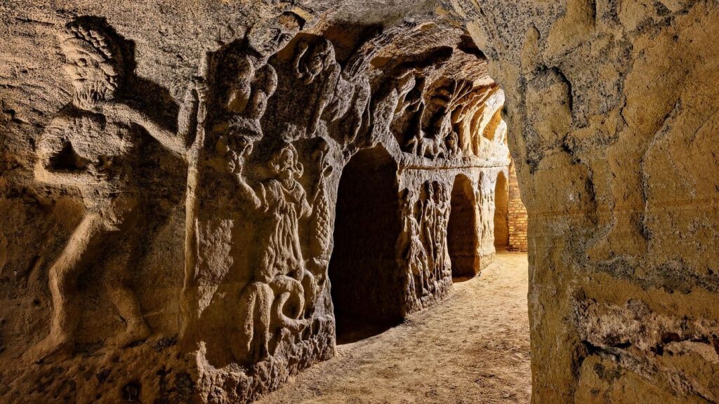 Grotte di Osimo história, Templários em Osimo, Túneis subterrâneos italianos, Segredos dos Cavaleiros Templários, Labirinto de Osimo, Arqueologia em Osimo, Rede de túneis misteriosos, Símbolos templários em Osimo, Mistérios subterrâneos de Osimo, Exploração arqueológica em Osimo, Cavaleiros Templários na Itália, Rituais secretos dos Templários, Tesouros escondidos em Osimo, Conexão histórica de Osimo, Ordens militares medievais, Cavaleiros templários na Idade Média, Arte e arquitetura templária, Patrimônio histórico de Osimo, Arqueologia subterrânea italiana, Turismo cultural em Osimo.