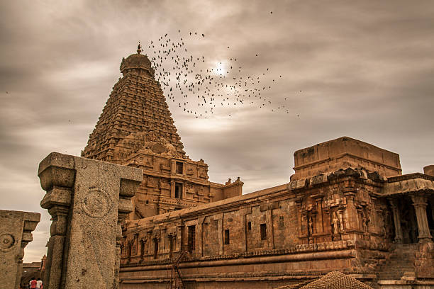 Templo Brihadeeswarar mistério sombra, Arquitetura Templo Brihadeeswarar, Dinastia Chola construção templo, Significado espiritual Templo Brihadeeswarar, Fenômeno sombra desaparecendo, Filosofia hindu sombra efêmera, Teorias design Templo Brihadeeswarar, Templo Brihadeeswarar astronômico, Templo Brihadeeswarar espiritualidade, Pesquisas contemporâneas Templo Brihadeeswarar, Mistério Templo Brihadeeswarar, Significado simbólico sombra Templo, Arquitetura Indiana Antiga, Dinastia Chola poder prestígio, Vimana Templo Brihadeeswarar, Construção única Templo Brihadeeswarar, Templo Brihadeeswarar história, Poder espiritual Templo Brihadeeswarar, Pesquisadores Templo Brihadeeswarar, Templos arquitetônicos mundiais