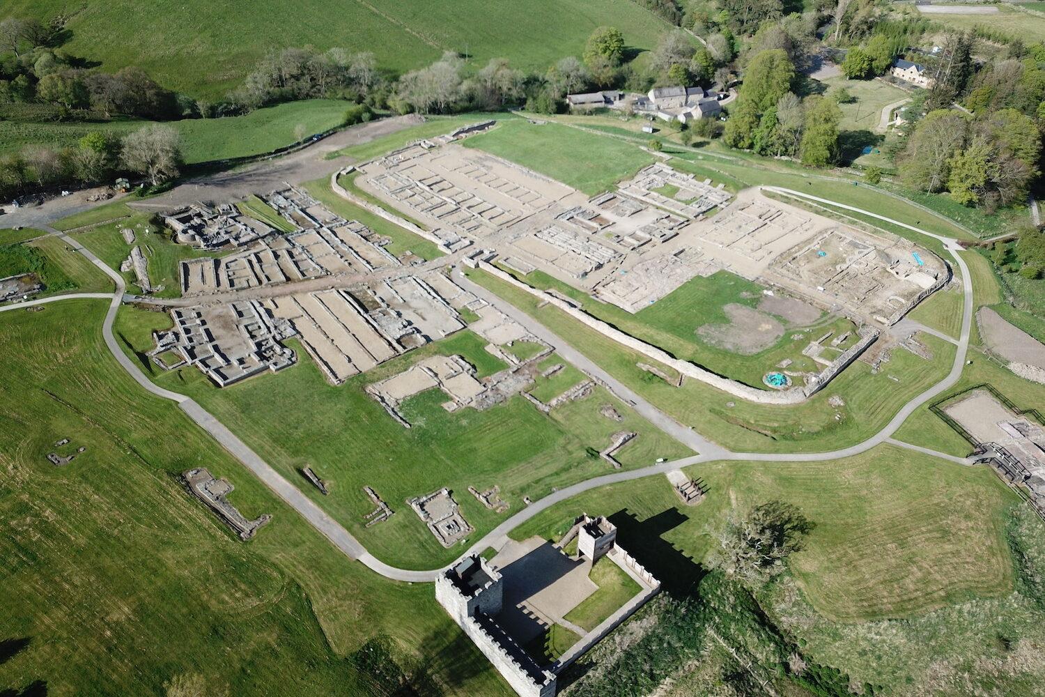 Estruturas Romanas Grã-Bretanha, Muralha de Adriano, Vindolanda, Arquitetura Romana, Vida Cotidiana Romana, Patrimônio Histórico, Engenharia Romana, Tábuas de Vindolanda, Legado Romano, Turismo Arqueológico, Escrita Latina Antiga, Fortificações Romanas, Experiência de Viagem no Tempo, Preservação de Sítios Arqueológicos, Império Romano na Grã-Bretanha, Descobertas Arqueológicas, Vida Militar Romana, Artefatos Romanos, Ruínas Romanas, Fronteira do Império