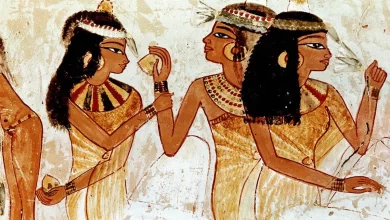 Hieróglifos femininos no Egito Antigo, Papasa e Neferhotep em Karnak, Papel das mulheres egípcias na sociedade, Arqueologia egípcia e descobertas recentes, Representação feminina na arte egípcia, Significado religioso das Esposas de Deus de Amon, Dualidade espiritual e temporal no Antigo Egito, Mulheres líderes na história egípcia, Sociedade egípcia multifacetada, Estudo de gênero em Karnak, Descobertas arqueológicas em túmulos egípcios, Religião e poder feminino em Amon, Figuras femininas na elite egípcia, Complexo de Karnak e sua importância histórica, História das Esposas de Deus em hieróglifos, Riqueza e prosperidade em Karnak, Contribuições das mulheres para a vida egípcia, Dualidade de liderança espiritual e temporal, Descobertas arqueológicas de Papasa, Influência duradoura das Esposas de Deus de Amon.