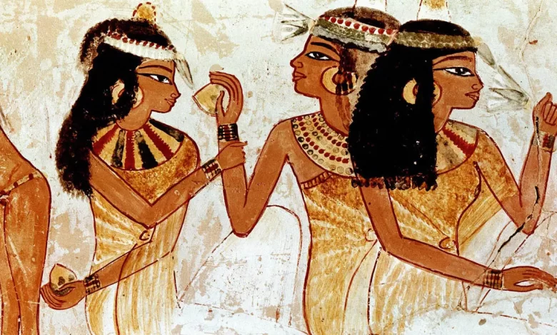 Hieróglifos femininos no Egito Antigo, Papasa e Neferhotep em Karnak, Papel das mulheres egípcias na sociedade, Arqueologia egípcia e descobertas recentes, Representação feminina na arte egípcia, Significado religioso das Esposas de Deus de Amon, Dualidade espiritual e temporal no Antigo Egito, Mulheres líderes na história egípcia, Sociedade egípcia multifacetada, Estudo de gênero em Karnak, Descobertas arqueológicas em túmulos egípcios, Religião e poder feminino em Amon, Figuras femininas na elite egípcia, Complexo de Karnak e sua importância histórica, História das Esposas de Deus em hieróglifos, Riqueza e prosperidade em Karnak, Contribuições das mulheres para a vida egípcia, Dualidade de liderança espiritual e temporal, Descobertas arqueológicas de Papasa, Influência duradoura das Esposas de Deus de Amon.