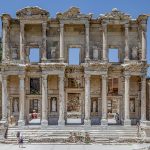 Estruturas Romanas Grã-Bretanha, Muralha de Adriano, Vindolanda, Arquitetura Romana, Vida Cotidiana Romana, Patrimônio Histórico, Engenharia Romana, Tábuas de Vindolanda, Legado Romano, Turismo Arqueológico, Escrita Latina Antiga, Fortificações Romanas, Experiência de Viagem no Tempo, Preservação de Sítios Arqueológicos, Império Romano na Grã-Bretanha, Descobertas Arqueológicas, Vida Militar Romana, Artefatos Romanos, Ruínas Romanas, Fronteira do Império