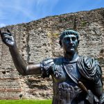 Estruturas Romanas Grã-Bretanha, Muralha de Adriano, Vindolanda, Arquitetura Romana, Vida Cotidiana Romana, Patrimônio Histórico, Engenharia Romana, Tábuas de Vindolanda, Legado Romano, Turismo Arqueológico, Escrita Latina Antiga, Fortificações Romanas, Experiência de Viagem no Tempo, Preservação de Sítios Arqueológicos, Império Romano na Grã-Bretanha, Descobertas Arqueológicas, Vida Militar Romana, Artefatos Romanos, Ruínas Romanas, Fronteira do Império