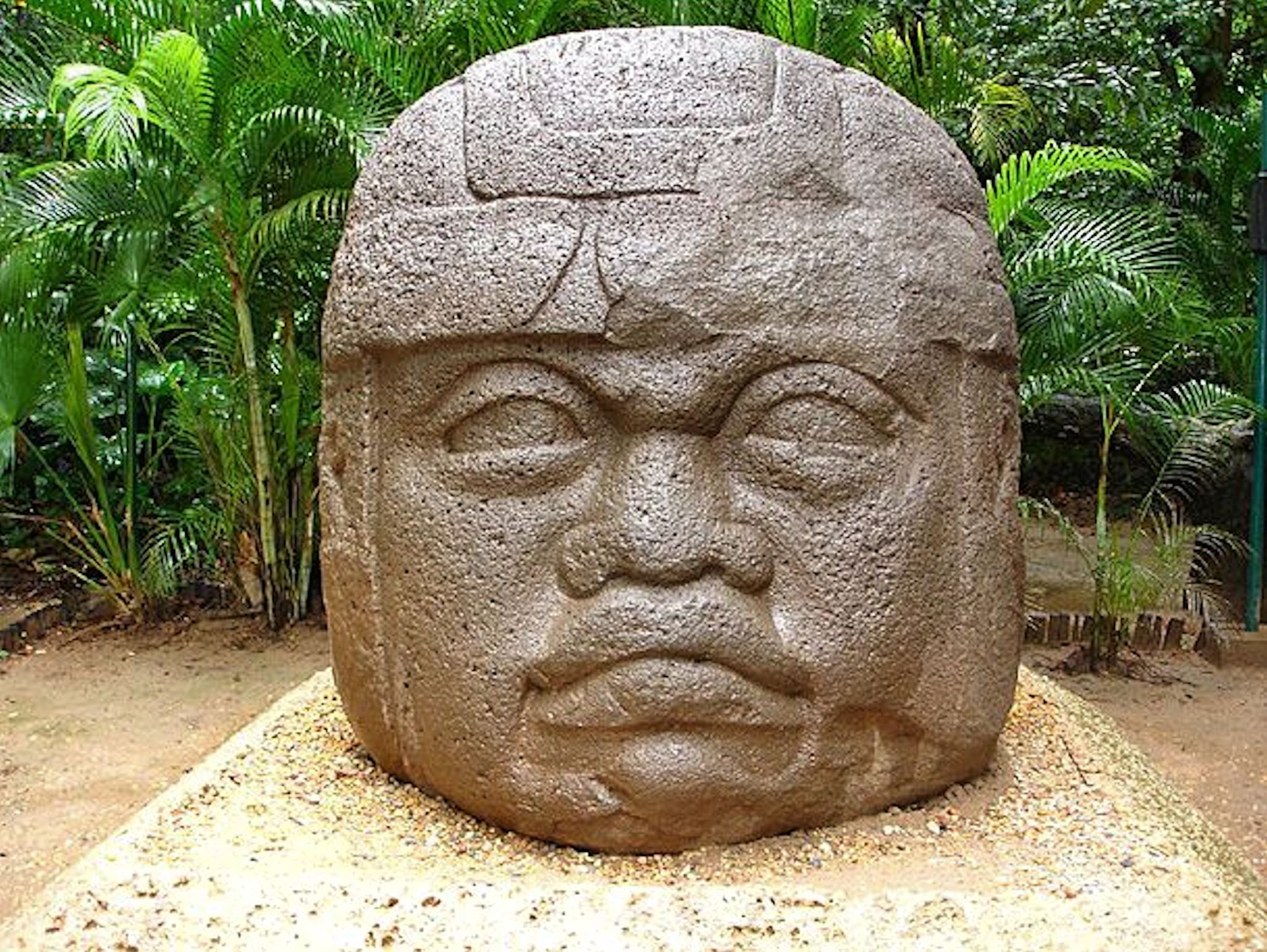 Civilização Olmeca, Cabeças Colossais, San Lorenzo e La Venta, Arte Olmeca, Jogo de Bola Mesoamericano, Divindades Andróginas, Influência Cultural Mesoamericana, Declínio Olmeca, Impacto Ambiental, Arqueologia Mesoamericana, Sítios Arqueológicos, Culturas Pré-Colombianas, Jogos Mesoamericanos, Mudanças Ambientais na Antiguidade, História da Mesoamérica, Complexidade Cultural, Seringueira e Látex, Religião Olmeca, Esculturas Monumentais, História Antiga do México