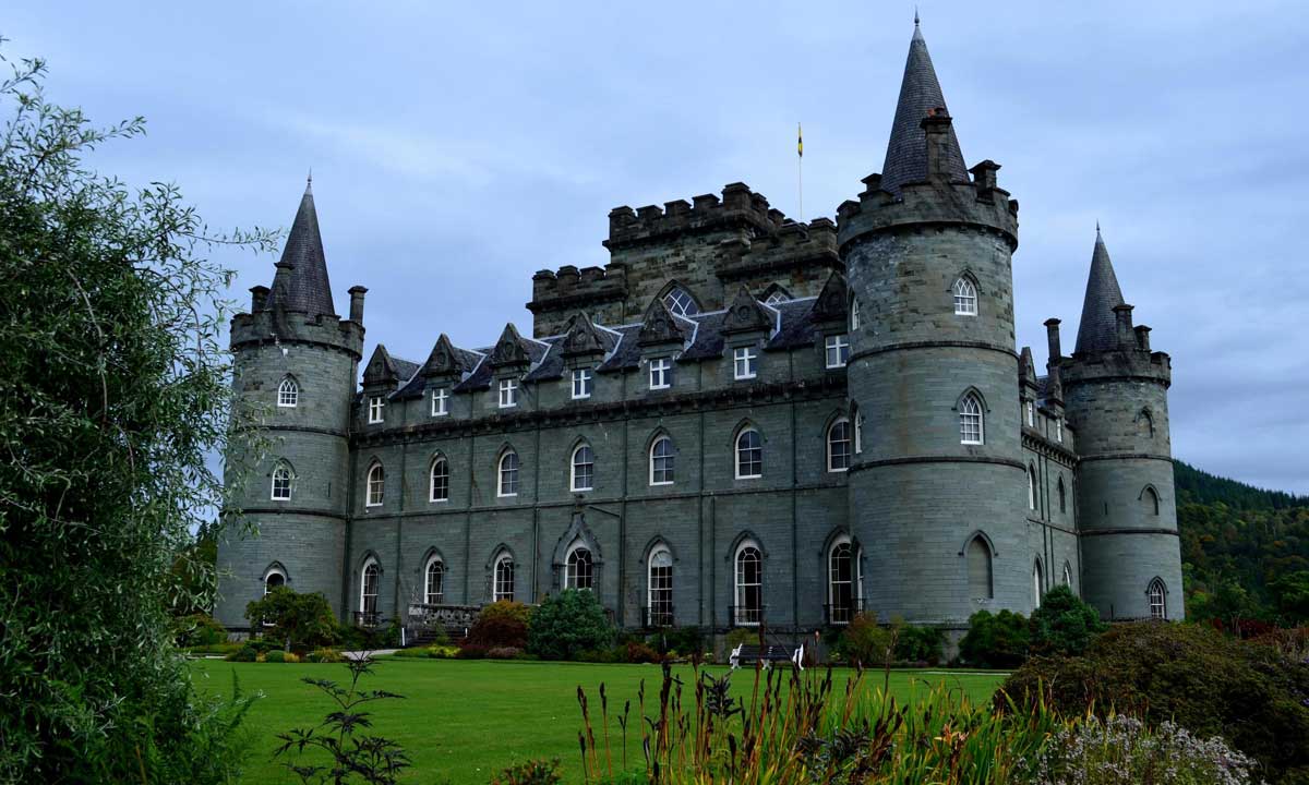 Arquivos históricos do Castelo de Inveraray, Preservação de documentos antigos, Arqueologia de castelos, Conservação de registros, Alison Diamond e sua equipe dedicada, Digitalização de documentos históricos, Castelo de Inveraray na Escócia, Arquitetura neoclássica de Robert Adam, História da Escócia no século XIII, Importância da localização estratégica do castelo, Desafios de conservação de documentos, Impacto da tecnologia na preservação arqueológica, História e transformações do Castelo de Inveraray, Comunidade local influenciada pelo castelo, Jornada arqueológica pelo passado escocês, Joias históricas e sua restauração, Expedição virtual pelos arquivos do castelo, Histórias reveladas nas páginas amareladas, Patrimônio cultural e identidade local, Arquivos do Castelo de Inveraray como testemunhas do tempo.