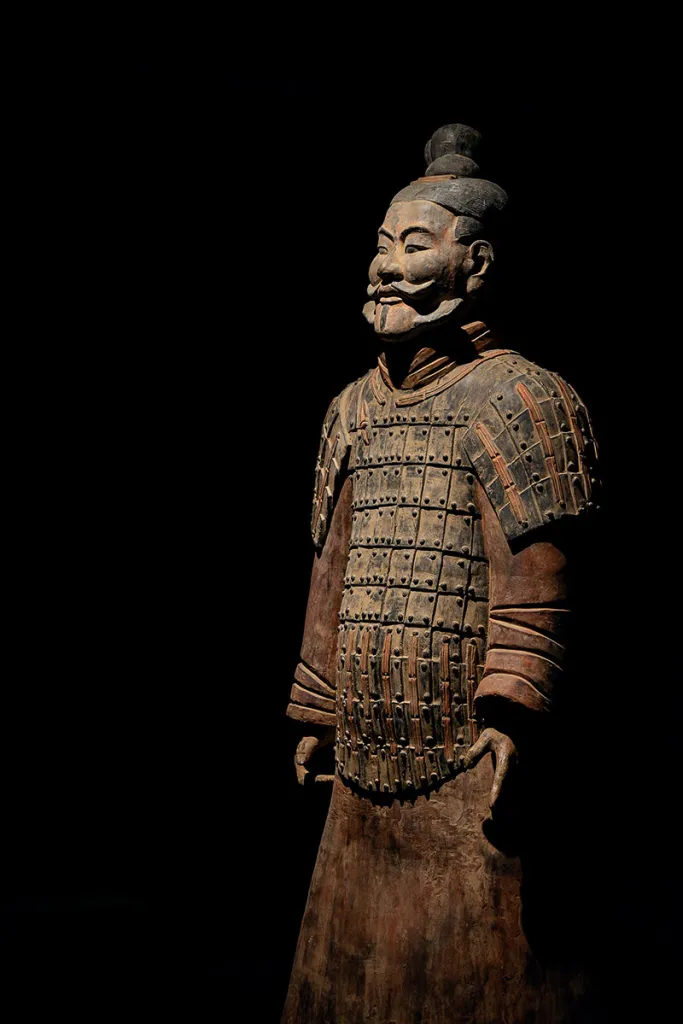 Guerreiros de Terracota restauração, Artesãos na China antiga esculturas, Técnica de pintura original Guerreiros de Terracota, Significado cultural Guerreiros de Terracota, Desafios de preservação em esculturas antigas, História da Dinastia Qin, Arquitetura de túmulos na antiguidade chinesa, Qin Shi Huang túmulo segredos, Sima Qian historiador dinastia Han, Mercúrio na tumba imperador chinês, Experiência única túmulo antigo China, Arqueologia na Dinastia Qin esculturas, Significado espiritual Guerreiros de Terracota, Técnicas de escultura artesãos chineses antigos, Cultura chinesa durante a Dinastia Qin, Pérolas no túmulo Qin Shi Huang, Desaparecimento das cores vibrantes esculturas, Preservação de artefatos antigos China, Construção de túmulos na antiga China, Visita ao Museu do Exército de Terracota em Xi'an.