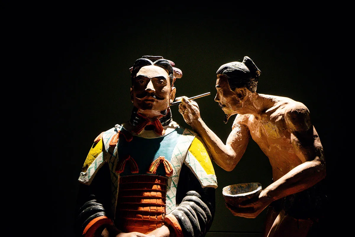 Guerreiros de Terracota restauração, Artesãos na China antiga esculturas, Técnica de pintura original Guerreiros de Terracota, Significado cultural Guerreiros de Terracota, Desafios de preservação em esculturas antigas, História da Dinastia Qin, Arquitetura de túmulos na antiguidade chinesa, Qin Shi Huang túmulo segredos, Sima Qian historiador dinastia Han, Mercúrio na tumba imperador chinês, Experiência única túmulo antigo China, Arqueologia na Dinastia Qin esculturas, Significado espiritual Guerreiros de Terracota, Técnicas de escultura artesãos chineses antigos, Cultura chinesa durante a Dinastia Qin, Pérolas no túmulo Qin Shi Huang, Desaparecimento das cores vibrantes esculturas, Preservação de artefatos antigos China, Construção de túmulos na antiga China, Visita ao Museu do Exército de Terracota em Xi'an.