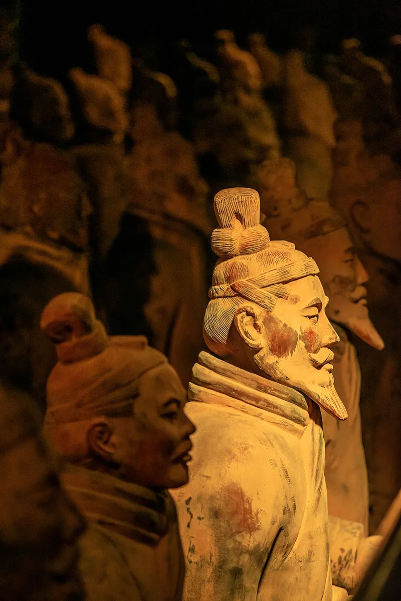 Guerreiros de Terracota restauração, Artesãos na China antiga esculturas, Técnica de pintura original Guerreiros de Terracota, Significado cultural Guerreiros de Terracota, Desafios de preservação em esculturas antigas, História da Dinastia Qin, Arquitetura de túmulos na antiguidade chinesa, Qin Shi Huang túmulo segredos, Sima Qian historiador dinastia Han, Mercúrio na tumba imperador chinês, Experiência única túmulo antigo China, Arqueologia na Dinastia Qin esculturas, Significado espiritual Guerreiros de Terracota, Técnicas de escultura artesãos chineses antigos, Cultura chinesa durante a Dinastia Qin, Pérolas no túmulo Qin Shi Huang, Desaparecimento das cores vibrantes esculturas, Preservação de artefatos antigos China, Construção de túmulos na antiga China, Visita ao Museu do Exército de Terracota em Xi'an.