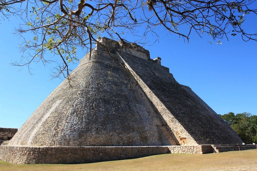 Civilização Olmeca, Cabeças Colossais, San Lorenzo e La Venta, Arte Olmeca, Jogo de Bola Mesoamericano, Divindades Andróginas, Influência Cultural Mesoamericana, Declínio Olmeca, Impacto Ambiental, Arqueologia Mesoamericana, Sítios Arqueológicos, Culturas Pré-Colombianas, Jogos Mesoamericanos, Mudanças Ambientais na Antiguidade, História da Mesoamérica, Complexidade Cultural, Seringueira e Látex, Religião Olmeca, Esculturas Monumentais, História Antiga do México