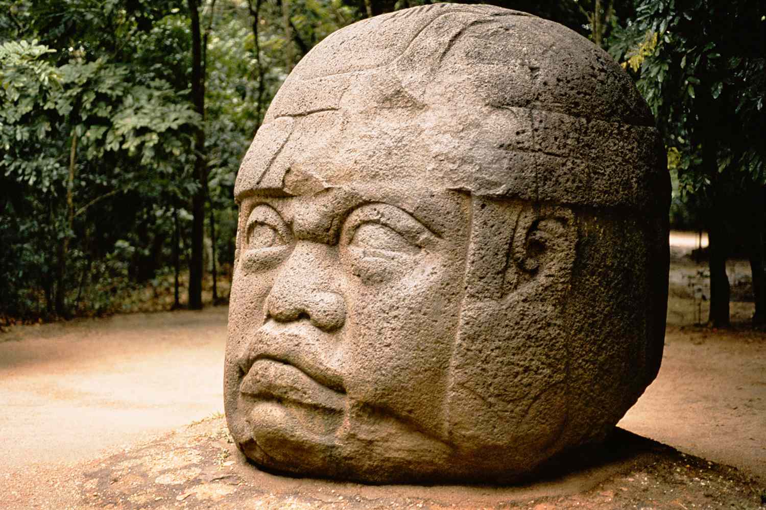 Civilização Olmeca, Cabeças Colossais, San Lorenzo e La Venta, Arte Olmeca, Jogo de Bola Mesoamericano, Divindades Andróginas, Influência Cultural Mesoamericana, Declínio Olmeca, Impacto Ambiental, Arqueologia Mesoamericana, Sítios Arqueológicos, Culturas Pré-Colombianas, Jogos Mesoamericanos, Mudanças Ambientais na Antiguidade, História da Mesoamérica, Complexidade Cultural, Seringueira e Látex, Religião Olmeca, Esculturas Monumentais, História Antiga do México