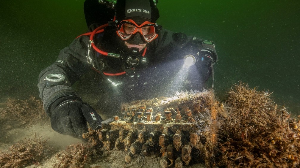 Arqueologia Marinha Tecnológica, Rota Comercial Antiga Marítima, Cidades Subaquáticas Antigas, Tesouros Náuticos, Naufrágios Históricos Submersos, Culturas Costeiras Ancestrais, Pesquisa Arqueológica Submarina, Mistérios da Idade do Bronze, Cápsulas do Tempo Aquáticas, Civilizações Aquáticas Esquecidas, Mitologia Submersa, Descobertas Arqueológicas Subaquáticas, Nômades da Idade da Pedra, Serpentes Guardiãs na Arqueologia, Debates sobre Ruínas Submersas, Estruturas Antigas em Zonas Costeiras, Exploração de Cenotes Maias, Relíquias da Roma Antiga no Mar, Riqueza Arqueológica do Mar Báltico, Civilizações Afundadas na História Marítima