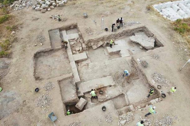 Selos romanos Doliche, Descoberta arqueológica em Doliche, Iconografia religiosa romana, Júpiter Dolichenus e culto, Arquivo antigo de Doliche, Artefatos de argila romanos, Arqueologia urbana na Roma Antiga, História da cidade de Doliche, Sítios arqueológicos na Turquia, Documentação romana em selos, Significado cultural dos selos romanos, Centro religioso em Doliche, Peregrinação em cidades romanas, Iconografia de deuses romanos, Arquitetura pública em Doliche, Deuses e deusas romanos em selos, Religião romana e rituais, Vida cotidiana em cidades romanas, Escavações arqueológicas em Doliche, Contribuições de Michael Blömer à arqueologia