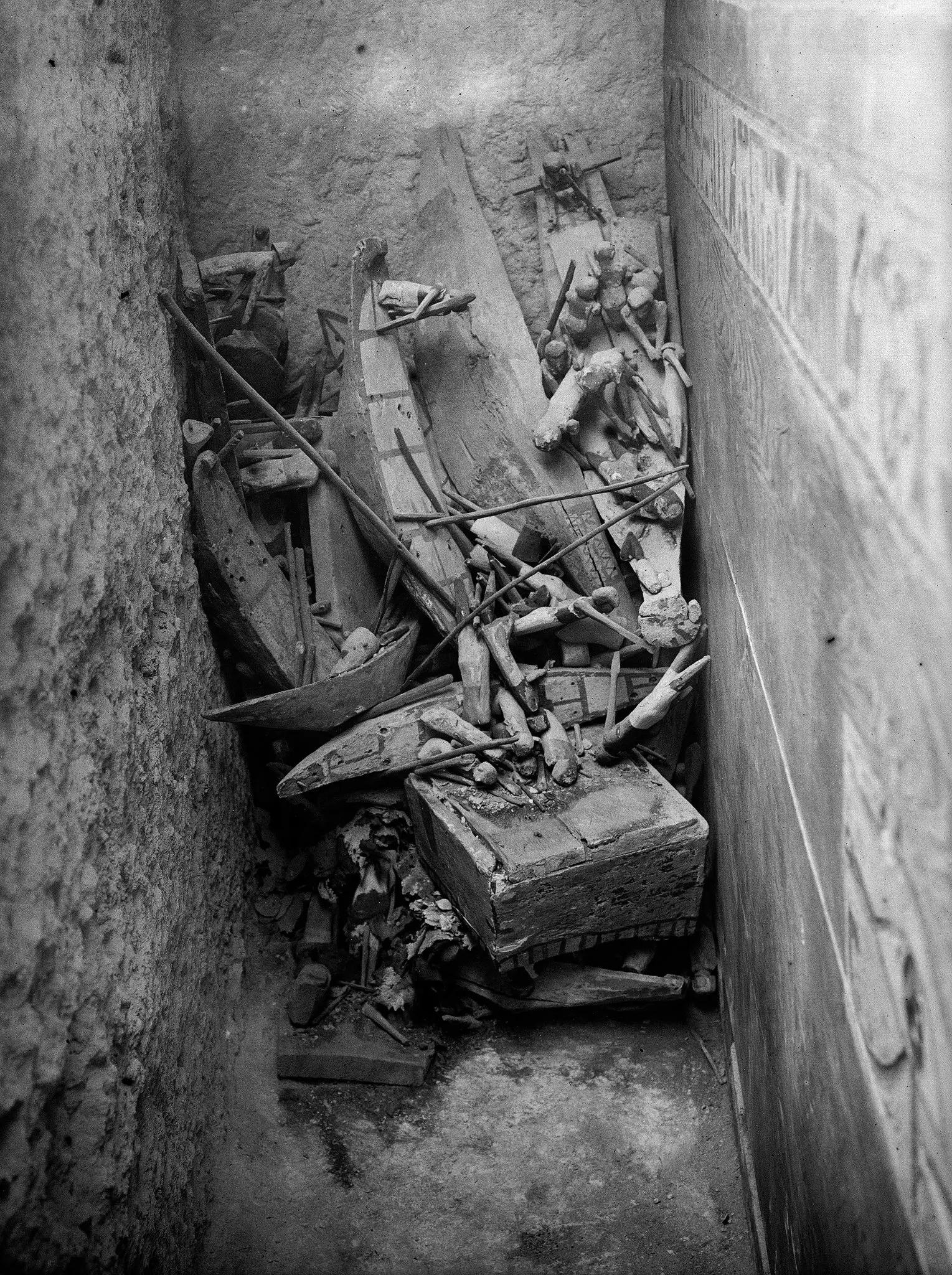 Investigação do FBI sobre a cabeça da múmia egípcia, Ciência forense desvenda identidade da múmia milenar, Desafios da análise de DNA em múmias antigas, Arqueologia e tecnologia no estudo de múmias egípcias, Cerimônia de Abertura da Boca na mumificação egípcia, Mistérios da necrópole de Deir el-Bersha, Arqueólogos americanos e a descoberta da tumba profanada, Técnicas de mumificação e práticas funerárias no Egito antigo, Exploração de múmias para entender o passado humano, Importância da tomografia computadorizada em estudos arqueológicos, Desvendando segredos dos restos mortais antigos, Evolução da ciência forense na análise de múmias, Dificuldades em preservar DNA em condições climáticas adversas, Técnicas modernas de análise óssea em arqueologia, Impacto da descoberta da identidade da múmia no mundo da arqueologia, Interdisciplinaridade entre medicina, arqueologia e história antiga, Contribuições do Museu de Belas Artes de Boston para a pesquisa arqueológica, Relevância da cooperação entre instituições científicas em estudos arqueológicos, Desafios éticos em estudos científicos de restos humanos antigos, Narrativa histórica revelada pela análise de múmias e artefatos funerários.