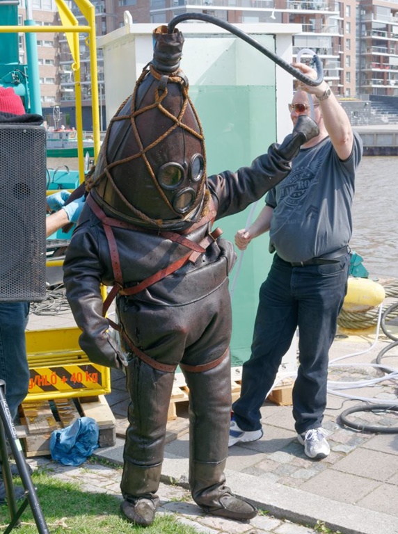 Wanha Herra história traje mergulho, Tecnologia século XVIII mergulho, Mergulho trajes antigos finlandeses, Museu Raahe raridades finlandesas, Origens traje mergulho Wanha Herra, Traje mergulho couro século XVIII, Desenvolvimento tecnologia mergulho, Materiais trajes mergulho históricos, Exposições Wanha Herra pelo mundo, Experimentos mergulho réplica traje, Funcionalidades traje mergulho antigo, História marítima finlandesa, Tecnologia mergulho séculos passados, Conservação trajes históricos, Réplica Wanha Herra museu Raahe, Limitações mergulho trajes antigos, Mergulho com trajes históricos, Wanha Herra e sua cópia moderna, Tecnologia de mergulho século XVIII, Mergulho experiências traje histórico, Funcionalidades réplica traje mergulho, Representatividade museu Raahe, Wanha Herra e a história do mergulho